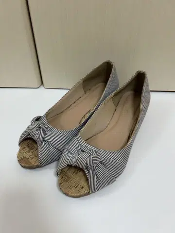 화이트 네이비 여성용 펌프스