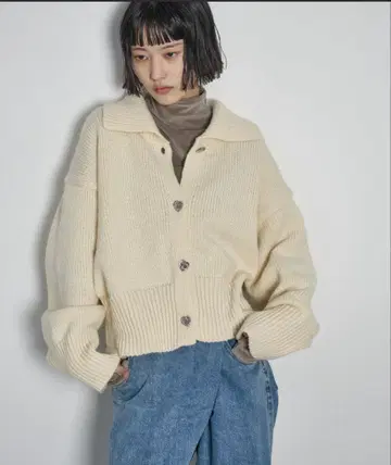 [ 지속가능성 ] 하트 단추 카라 부착 니트 가디건