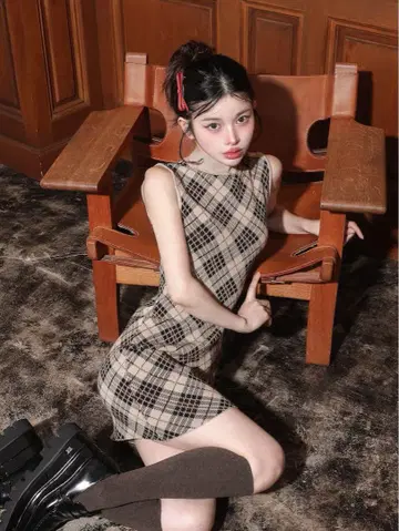 Darich 체크 자카드 슬리브리스 니트 미니 원피스