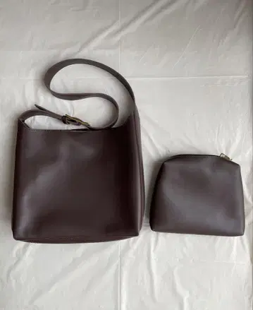 가을 컬러 가죽 숄더백 파우치 포함 다크 브라운