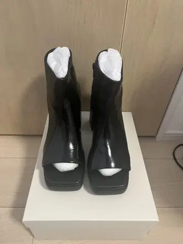 HARE 오픈 부츠 샌들 2024