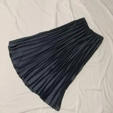 언타이틀 새틴 플리츠 스커트