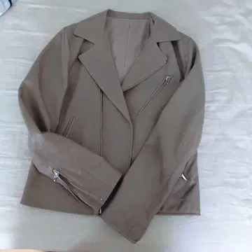 [ 아테니아 컬렉션 ] 브라운 라이더 자켓 숏 기장