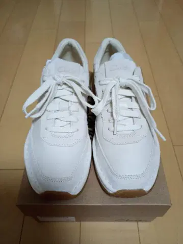 Clarks 클락스 화이트 스니커즈 23.5cm