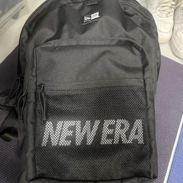 NEW ERA 블랙 백팩