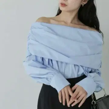 컨디션 최상 내추럴 뷰티 베이직 오프숄더 블라우스 24SS 블루