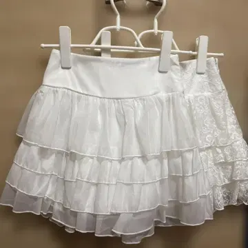 INGNI 잉그 프릴 달린 티어드 화이트 미니 치마바지