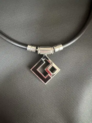 코란토테 목걸이 탑