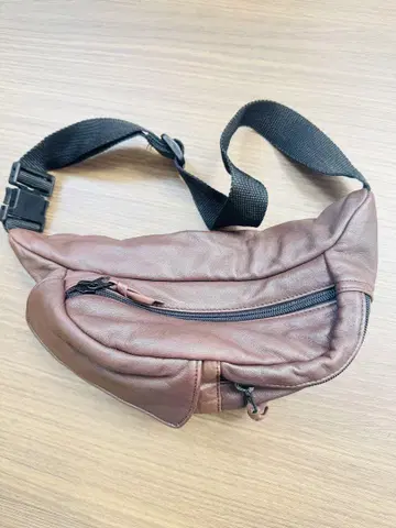 브라운 가죽 바디백