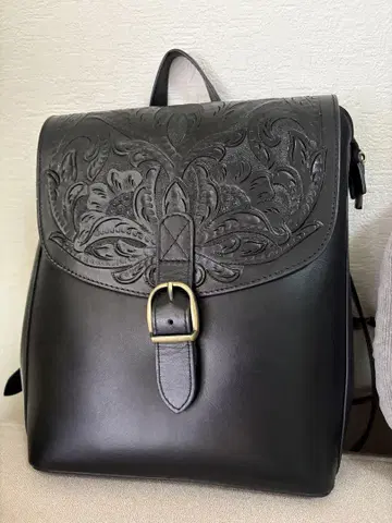 새상품급 그레이스 콘티넨탈 블랙 가죽 백팩 엠보싱 가공