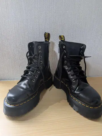Dr. Martens 블랙 통굽 부츠
