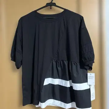 STYLE RAVIE 스트라이프 프릴 블랙 반팔 T셔츠