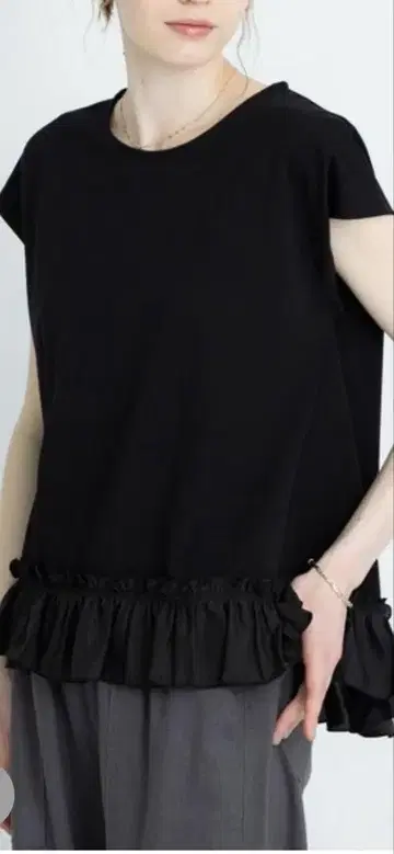 프릴 달린 블랙 T셔츠