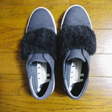 퍼 달린 그레이 스웨이드 스니커즈