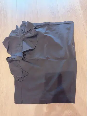 파트리치아 페페 프릴 장식 블랙 타이트 스커트