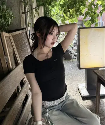 레이스 장식 블랙 핏 T셔츠