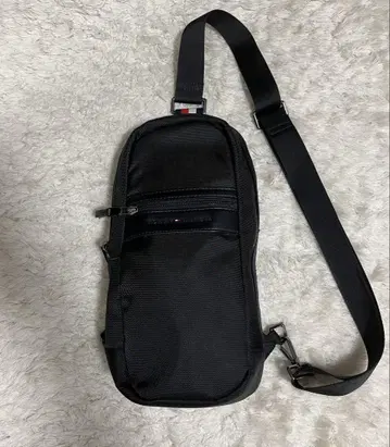 TOMMY HILFIGER 블랙 숄더백
