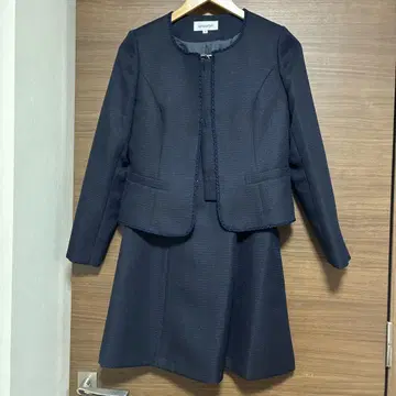 미사용 새상품! 네이비 자켓과 스커트 세트