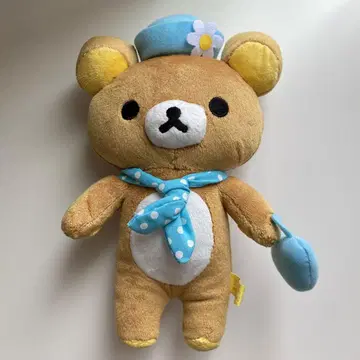 리락쿠마 모자로 멋낸 봉제 인형