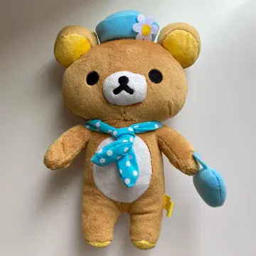 리락쿠마 모자로 멋낸 봉제 인형