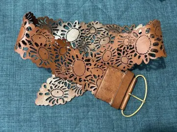 MARC JACOBS 꽃무늬 컷 아웃 가죽 벨트