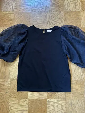 Maglie le cassero 블랙 도트 튤 도킹 티셔츠