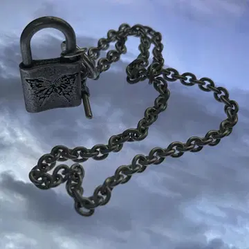 GIBOUS BUTTERFLY LOCK NECKLACE