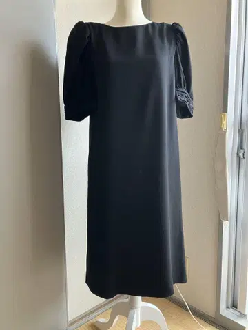 블랙 퍼프 슬리브 무릎 기장 원피스