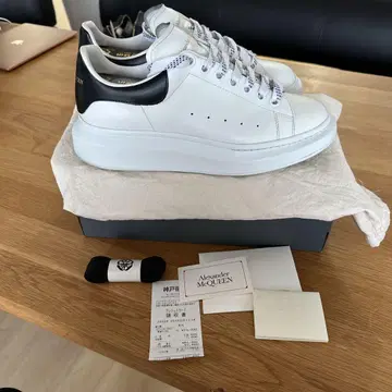 Alexander McQueen 스니커즈 화이트/블랙 공식 매장 구매