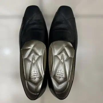 미세스 머큐리 블랙 가죽 펌프스 23.5cm