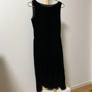 블랙 벨로아 슬리브리스 무릎 기장 원피스 ROPE