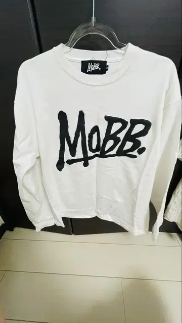 MoBB. 화이트 트레이닝복