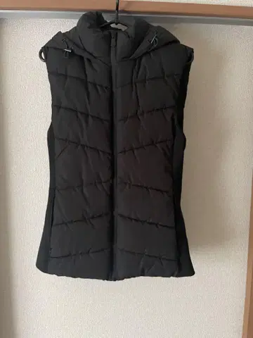 ZARA 후드 부착 블랙 다운 베스트 (S)