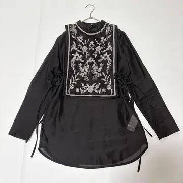 AMERI EMBROIDERY APRON BLOUSE 꽃무늬 자수 블랙