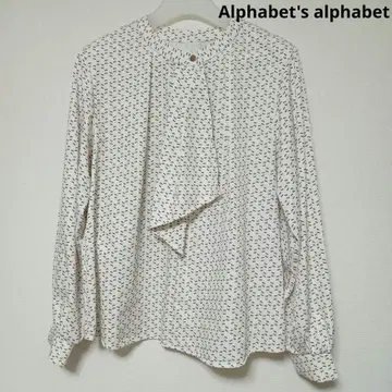 Alphabet's alphabet 보타이 블라우스