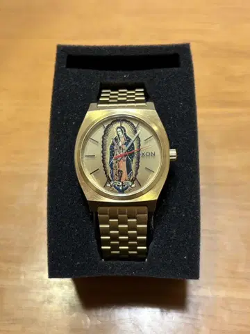 NIXON 산타 크루즈 골드 손목시계 성모 마리아