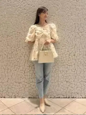 [ 새상품급 ] 셀포드 작은 꽃 자수 페플럼 블라우스