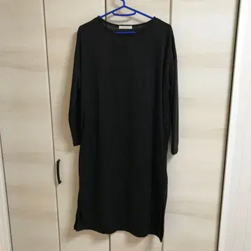 블랙 긴팔 무릎 기장 원피스