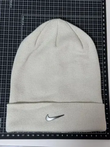 Nike 화이트 니트 모자 플레이트 로고