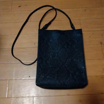 블랙 메쉬 디자인 숄더백