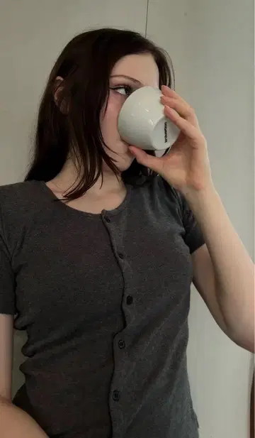 그레이 버튼 반팔 티셔츠