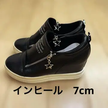 블랙 지퍼 달린 스니커즈