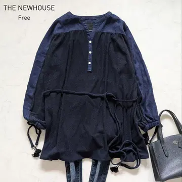 THE NEWHOUSE 이소재 절개 블라우스 린넨 혼방 네이비 도킹