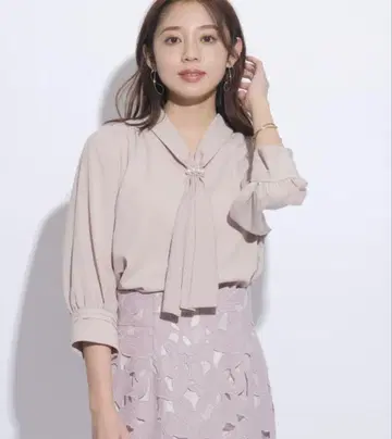 새상품급 현행 모델 저스길리티 펄 보타이 블라우스 M 사이즈