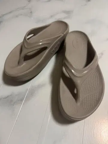 Oofos 베이지 비치 샌들 통 스타일