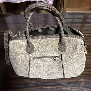 베이지 핸드백 포켓 부착