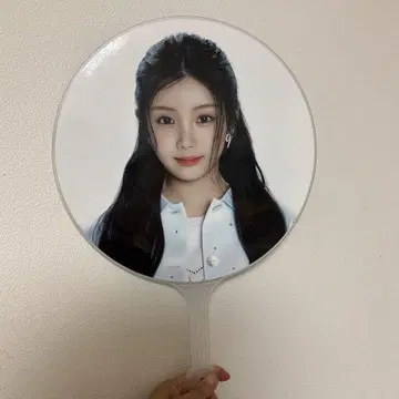 ILLIT 원희 부채