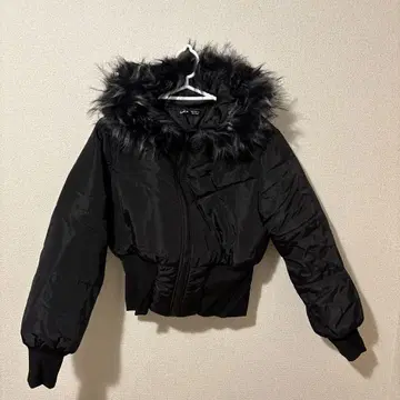 블랙 퍼 트리밍 크롭 다운 자켓