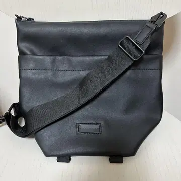라무 울프 콜렉티브 숄더백