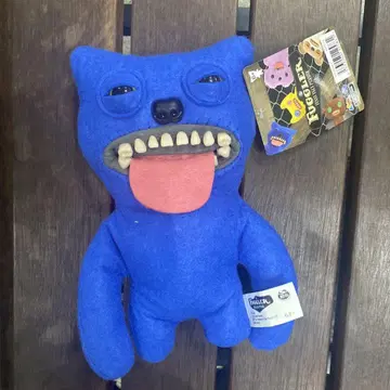 유니크한 파란 봉제 인형